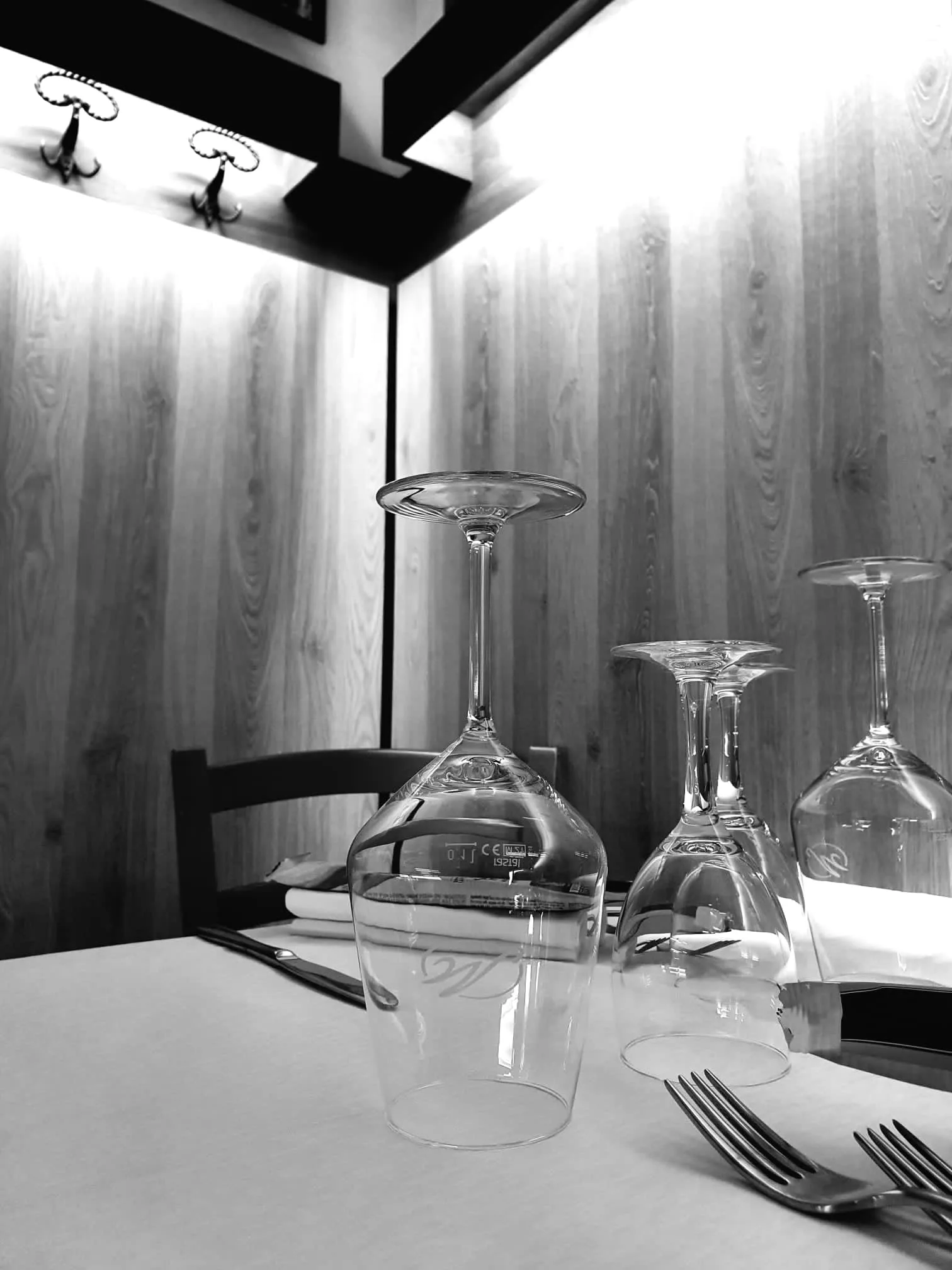Dettaglio tavolo e calici al Ristorante Miro